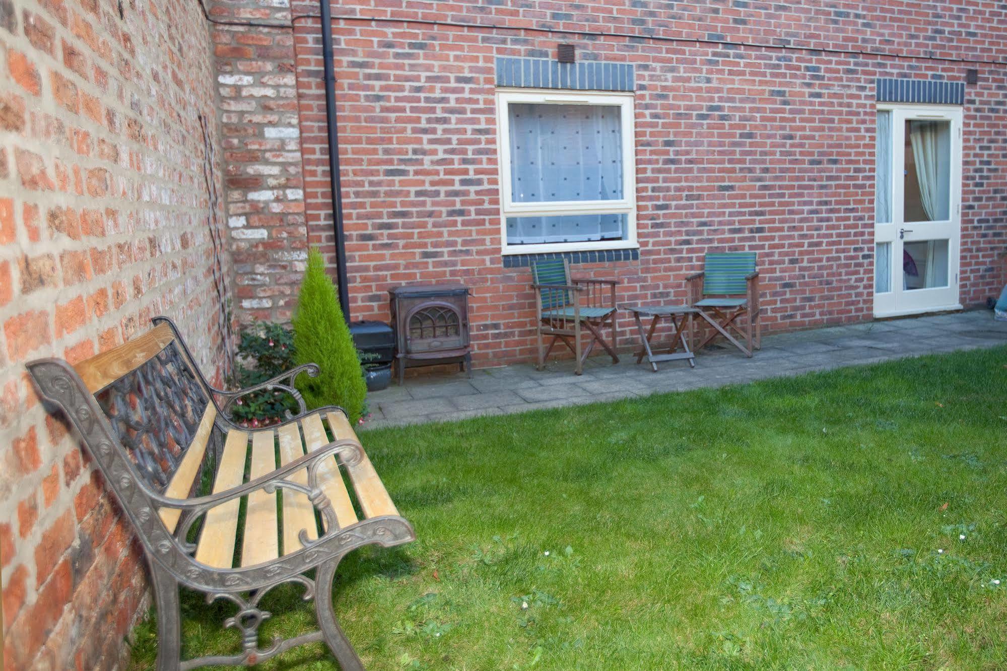 Riverbank View Three Bedroom Apartment With Free Parking ヨーク エクステリア 写真